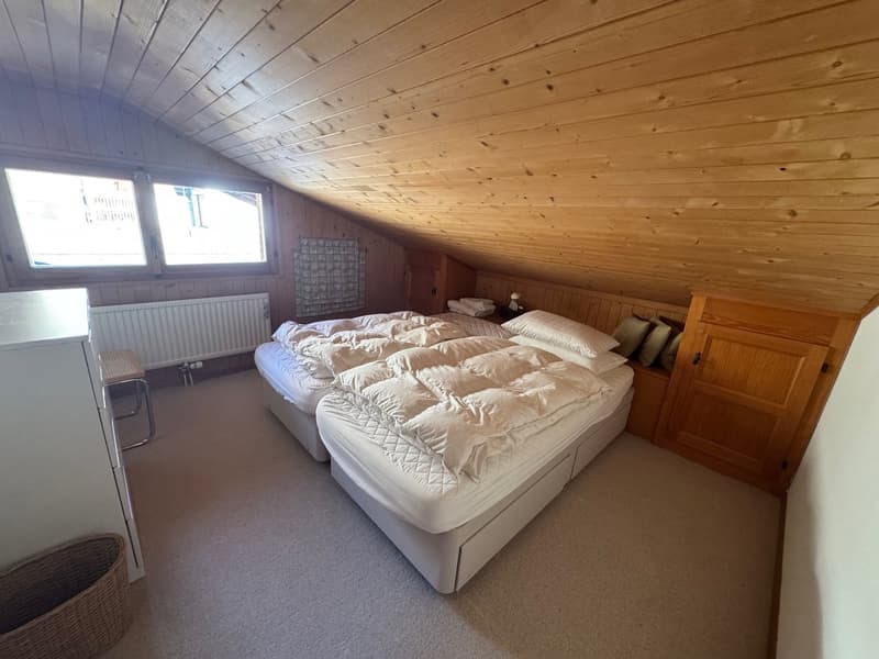 Two double beds, wardrobe, small bench, radiator, windows, baskets