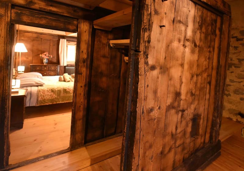 Appartement de 4.5 pièces mezzanine meublé ,entièrement rénové,classé aux monuments historiques (2)