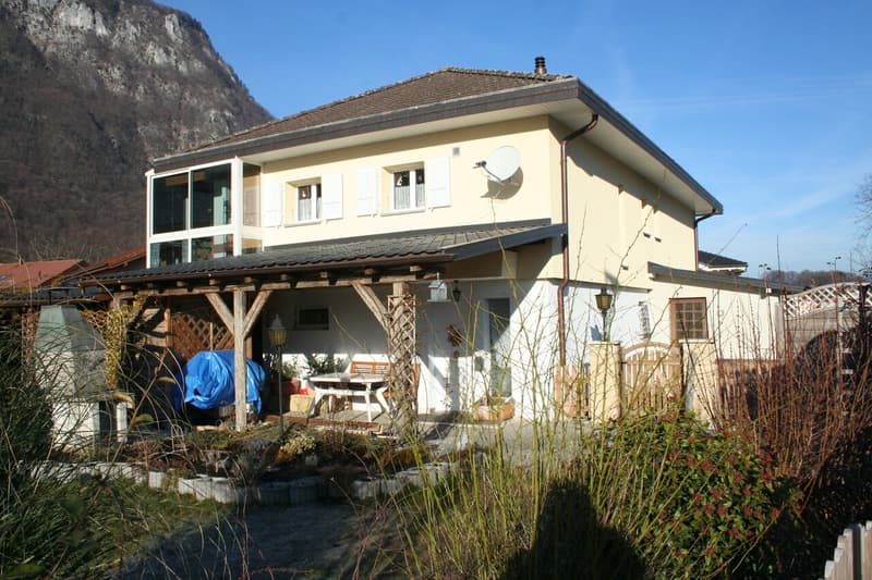 Vue de l'entrée et de la terrasse couverte