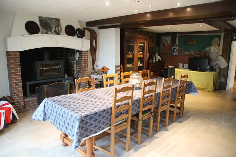 Salon principal avec salle à manger