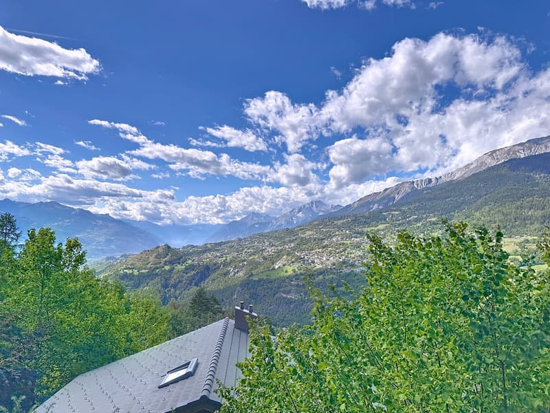 House in a mountain setting with mountain view