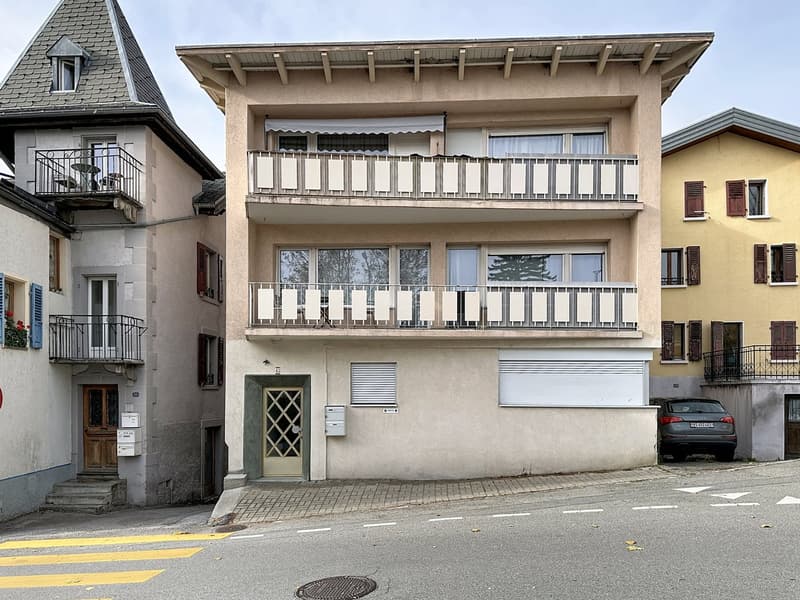 Three story building, balcony, mailboxes, parking spot for one car