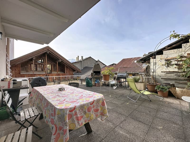 Maison avec deux appartements, carnotzet et garage – Miège (14)