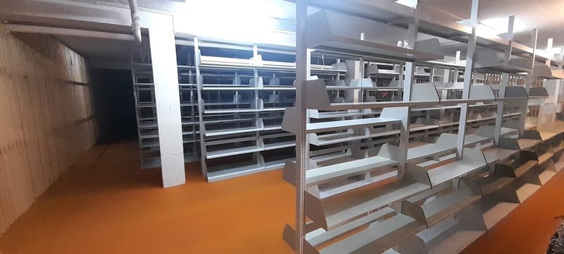 À VENDRE ! Dépôts destinés à du stockage, en plein centre de Sion ! (11)