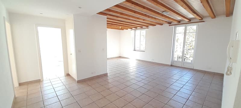 empty room, tiled floor, wooden ceiling, two doors, two windows