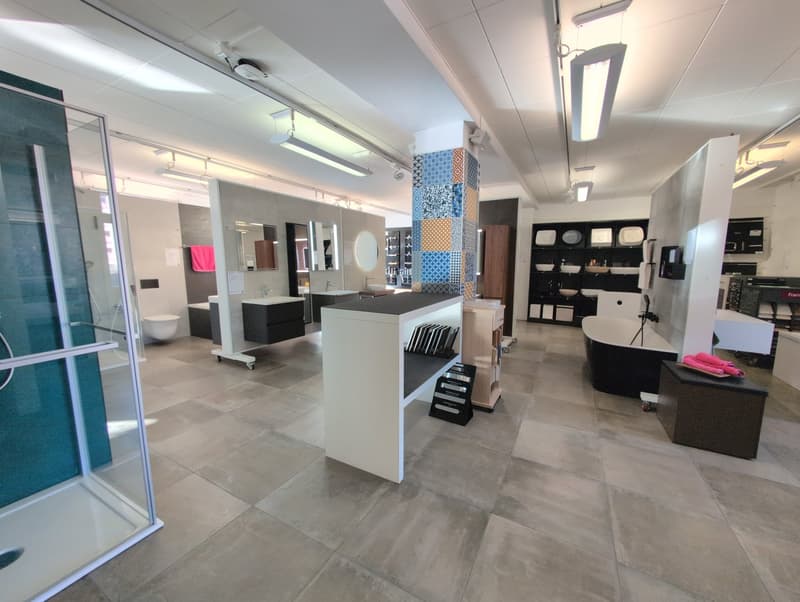 showroom with glass shower, sinks, cabinets, bathtubs, tiled flooring