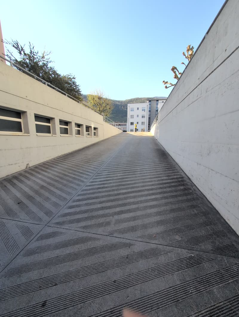 À louer ! Proche de l'Hôpital de Sion, des places de parc intérieures ! (3)