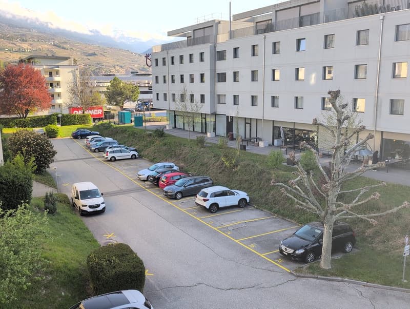 À louer ! Proche de l'Hôpital de Sion, des places de parc extérieures ! (3)