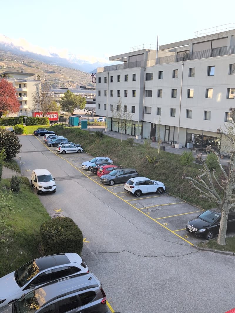 À louer ! Proche de l'Hôpital de Sion, des places de parc extérieures ! (2)