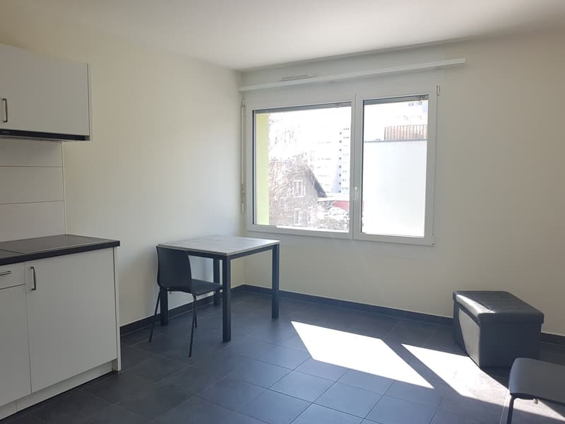 À louer, un joli petit studio meublé, tout équipé, à l'entrée Ouest de Sion ! (4)