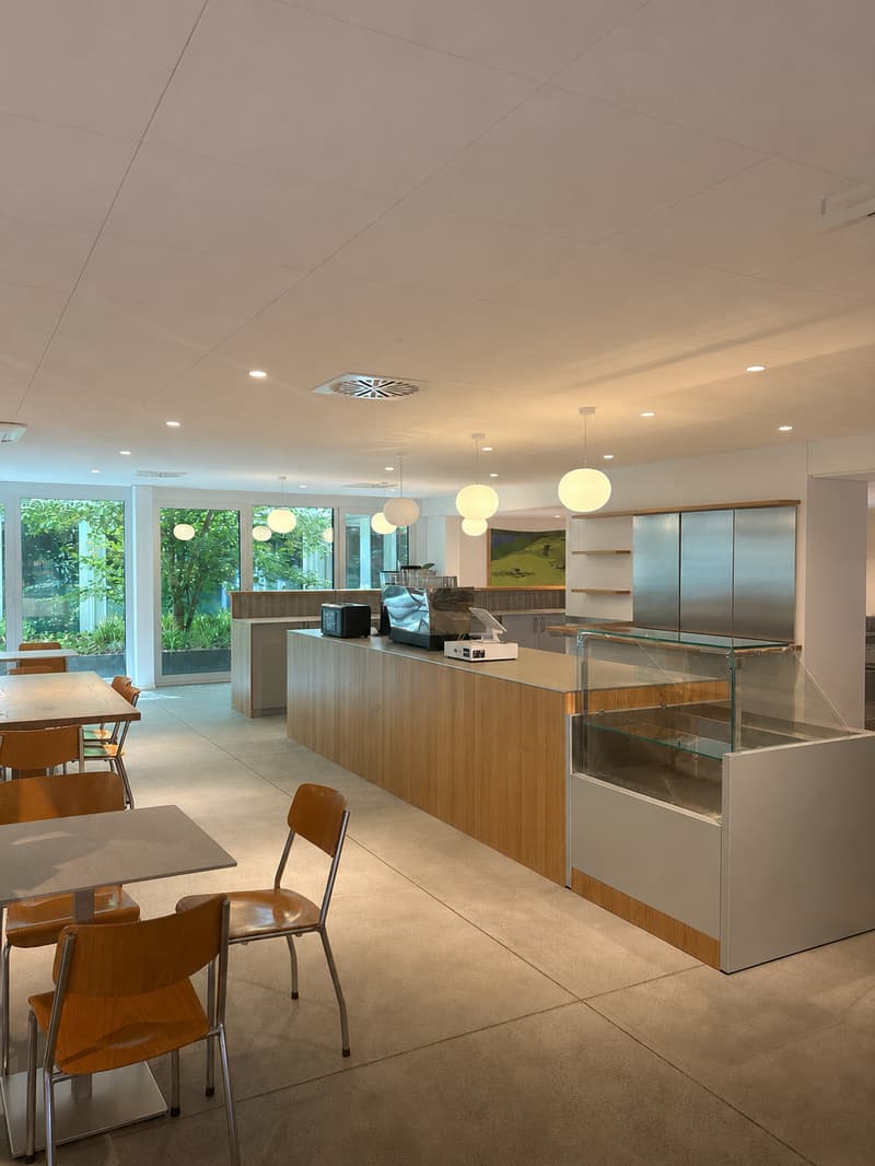 À louer ! Reprise de bail d'une belle surface commerciale, pour Café/Tea-Room à Sion ! (1)