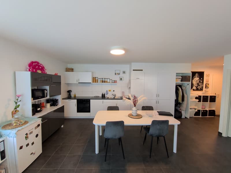 À louer ! un spacieux appartement de 2 pièces 1/2, avec place de parc comprise, à Sion (3)
