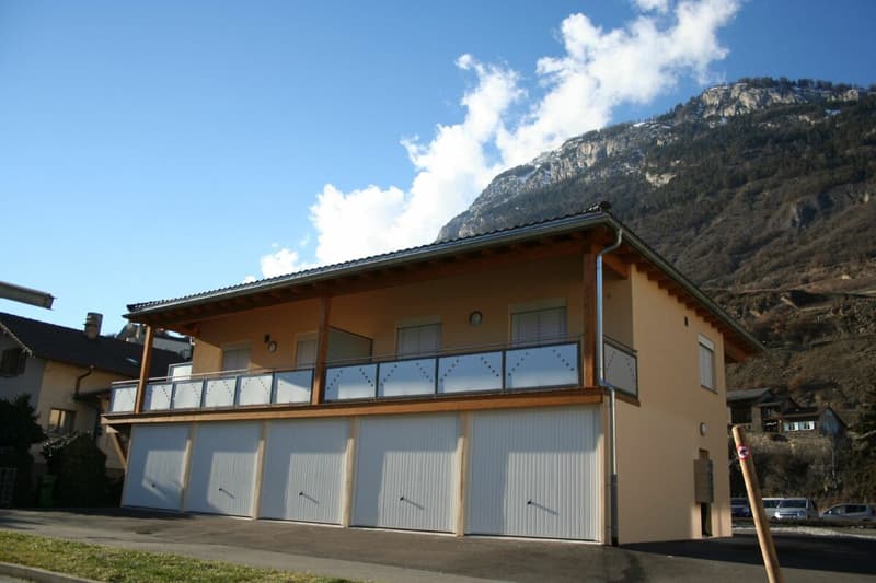 Garage-box à louer à l'année en plein centre de Saillon (1)