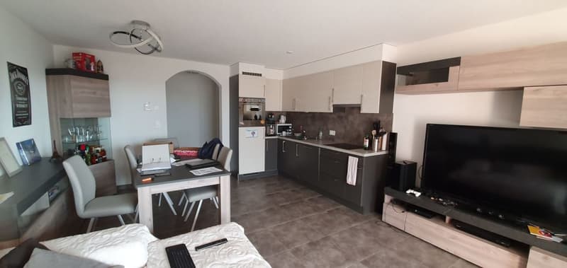 meublé - 2.5 pces en attique à l'entrée du village avec places de parc et balcon (2)