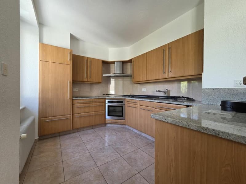 Appartement de 5 pièces 1/2 en duplex avec balcon et places de parc extérieures (1)