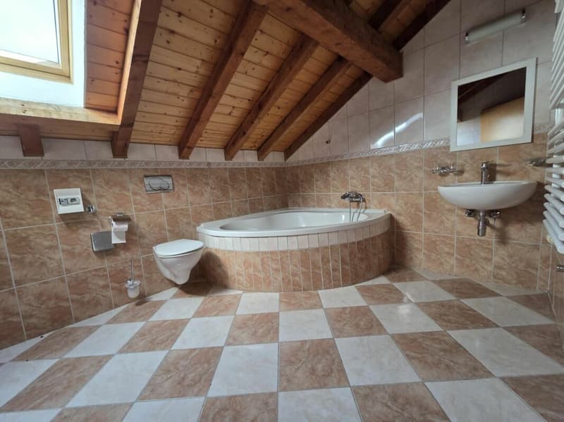 Appartement de 5 pièces 1/2 en duplex avec balcon et places de parc extérieures (8)