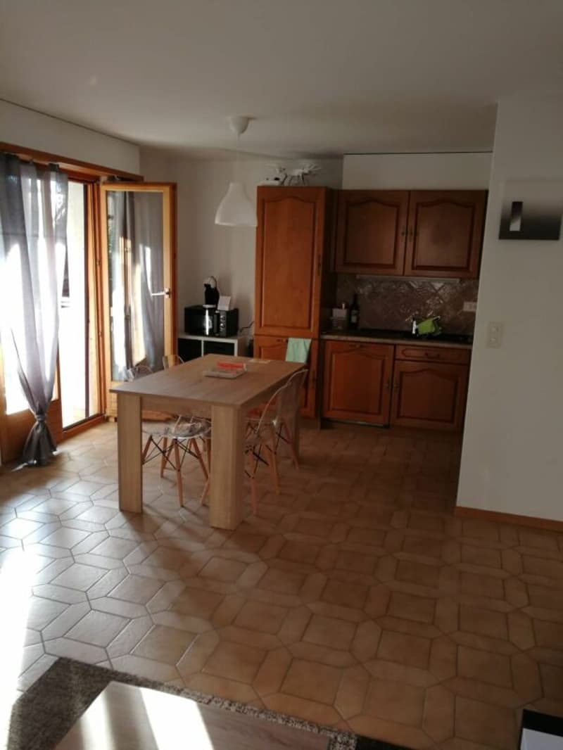 spacieux 2.5 pces centre du village avec place de parc (4)