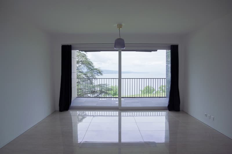 empty room, sliding glass doors, balcony, tiled floor, white walls, view of the sea