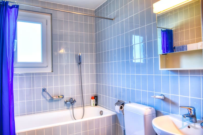 Villa Sierre - Salle de bain au rez-de-chaussée / Villa Sierre - Badezimmer im Erdgeschoss / Villa Sierre - Ground floor bathroom