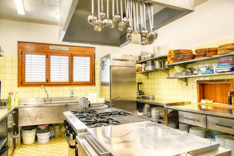 Restaurant Noës - Cuisine professionnelle équipée / Restaurant Noës - Professionell ausgestattete Küche / Restaurant Noës - Fully equipped professional kitchen
