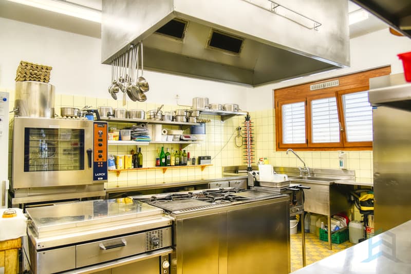 Restaurant Noës - Cuisine professionnelle équipée / Restaurant Noës - Professionell ausgestattete Küche / Restaurant Noës - Fully equipped professional kitchen