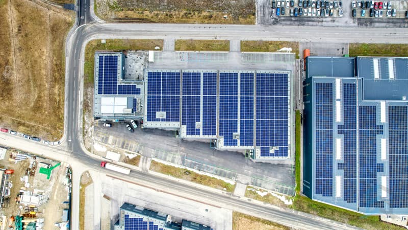 Halle industrielle Sierre - Vue drone / Industriehalle Sierre - Drohnenansicht / Halle industrielle Sierre - Drone view
