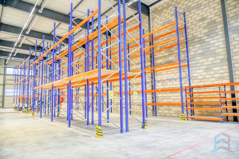 Halle industrielle Sierre - Etagères pour charges lourdes / Industriehalle Siders - Regale für schwere Lasten / Halle industrielle Sierre - Shelving for heavy loads