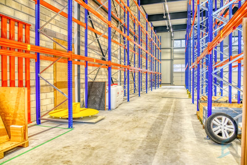 Halle industrielle Sierre - Etagères pour charges lourdes / Industriehalle Siders - Regale für schwere Lasten / Halle industrielle Sierre - Shelving for heavy loads