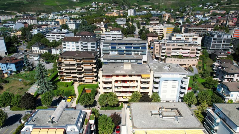 Place de parc à Sierre - Vue drone / Parkplätze in Sierre - Drohnenaufnahme / Parking Spaces in Sierre - Drone View