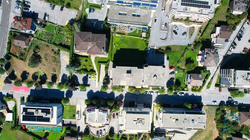Place de parc à Sierre - Vue drone / Parkplätze in Sierre - Drohnenaufnahme / Parking Spaces in Sierre - Drone View