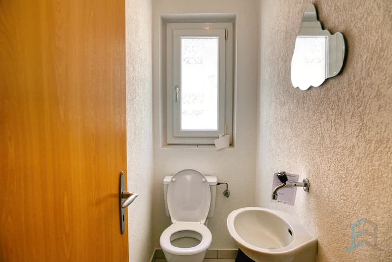 Appartement Noës - WC visiteurs / Wohnung Noës - Gäste-WC / Noës Apartment - Guest Restroom