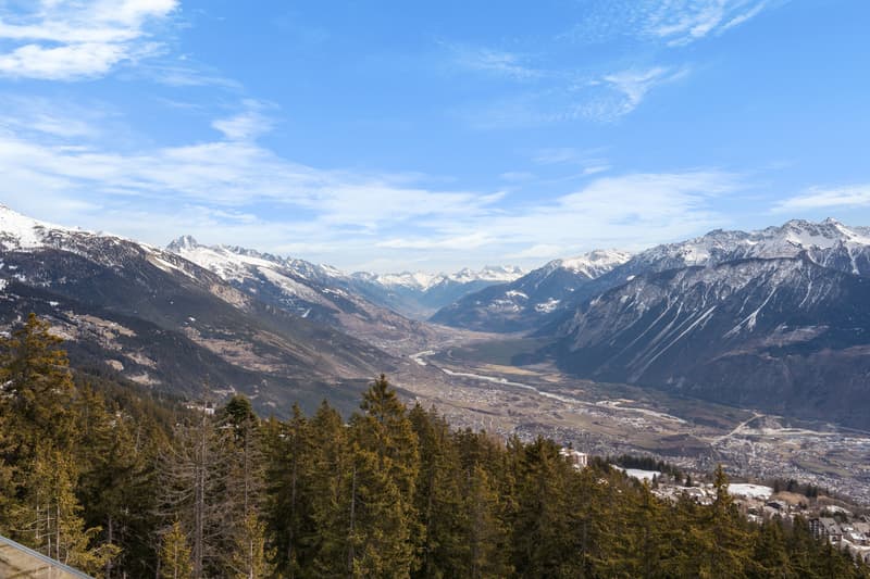 une vue d'une ville et d'une chaîne de montagnes depuis le sommet / a view of a city and mountain range from the top