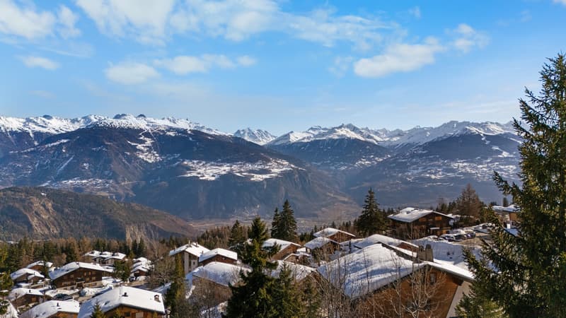 Chalet contemporain à deux pas du centre, en résidence secondaire. (2)