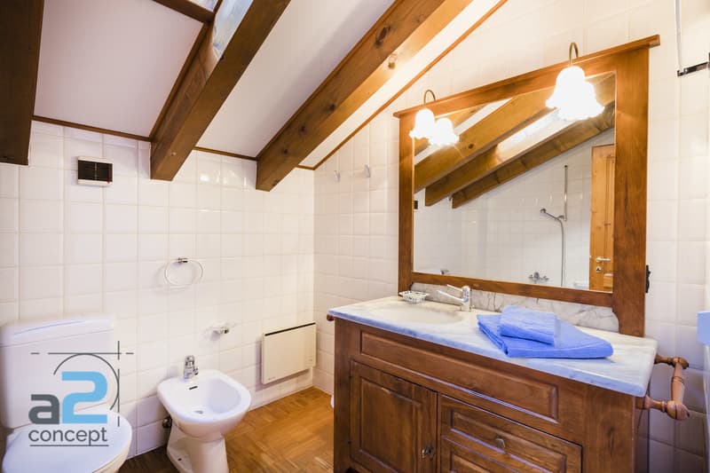Au coeur de Crans et en bordure du golf, chalet de deux logements (10)