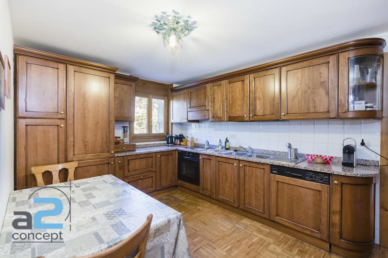 Au coeur de Crans et en bordure du golf, chalet de deux logements (5)