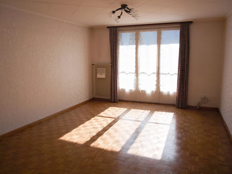 empty room, wooden floor, white walls, large windows, curtains, radiator, ceiling lamp