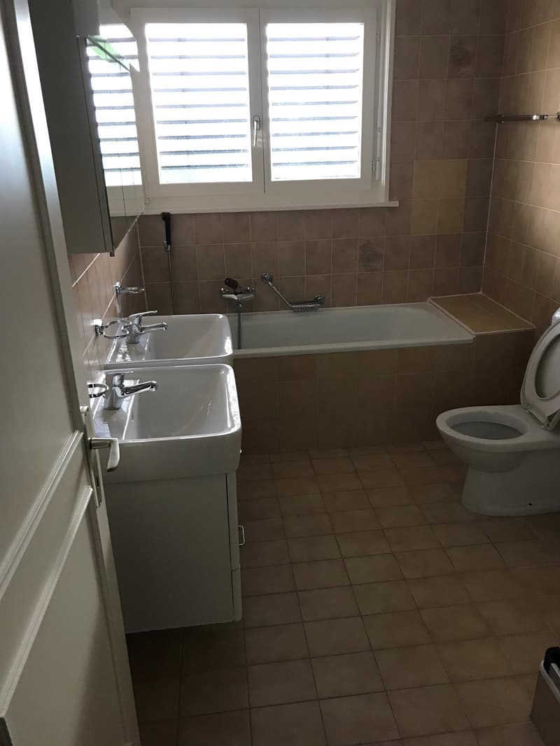 Salle de bains avec baignoire et douche photo 1