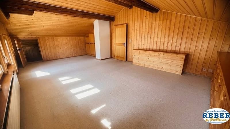 empty room, wooden walls, wooden floor, wooden door, wooden pillar, wooden cabinet, radiator