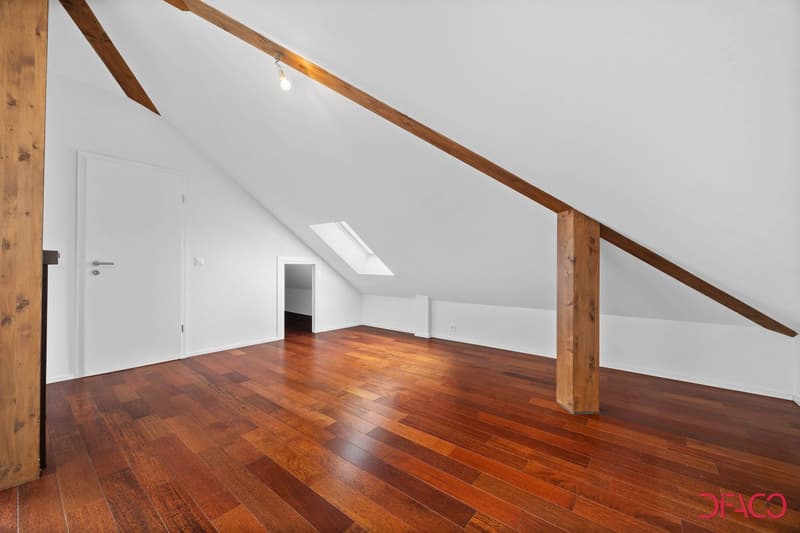 empty room, wooden floor, wooden pillars, light fixture, small window