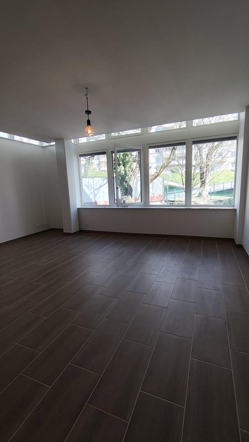 empty room, large windows, tiled floor, white walls, ceiling light
