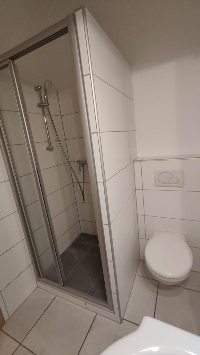 small bathroom with shower, toilet, and sink