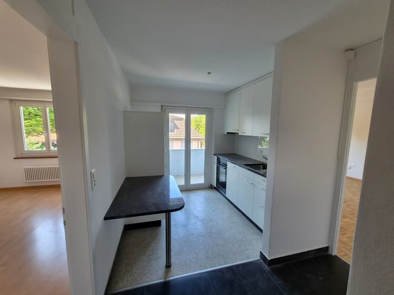 Sanierte 2.5-Zimmer-Wohnung an zentraler Lage in Schönbühl (2)