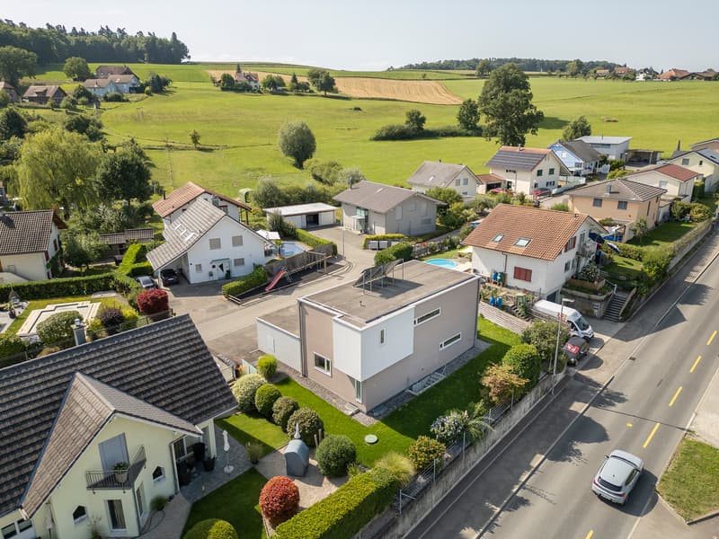 "Pflegeleichter Umschwung mit viel Parkplätzen - Bösingen" (9)