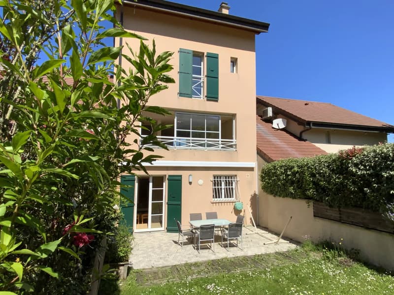 Villa 3 chambres, 3 SdB, jardin, dans résidence piscine - prox. Genève (2)