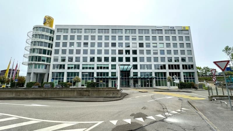 Vastes locaux administratifs en étages élevés et partiellement loués. (2)