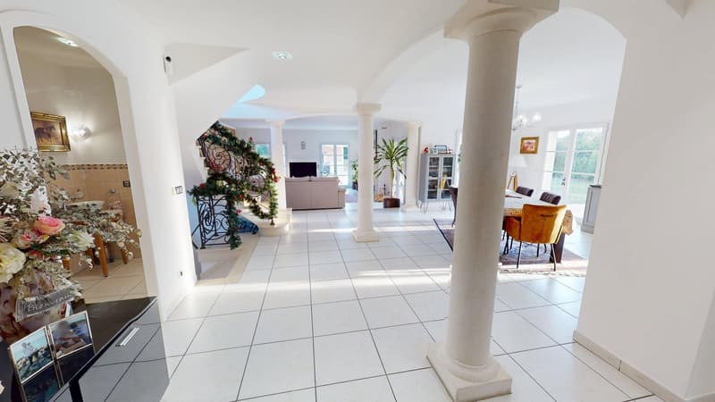 Villa d'architecte individuelle avec jardin et piscine. (4)