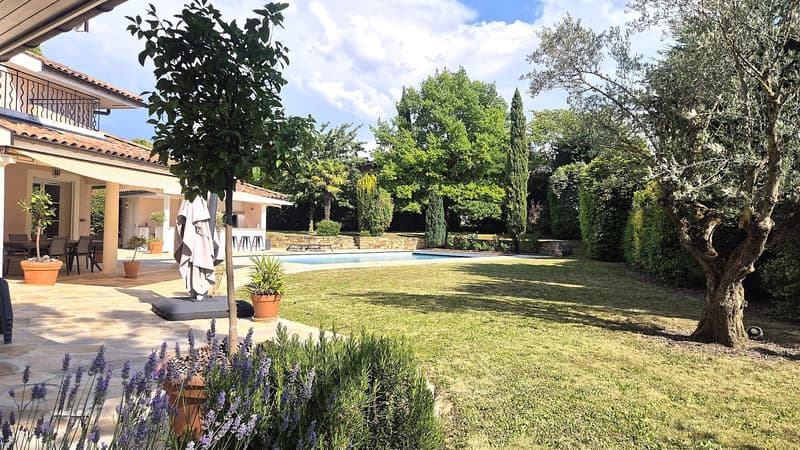 Villa d'architecte individuelle avec jardin et piscine. (7)