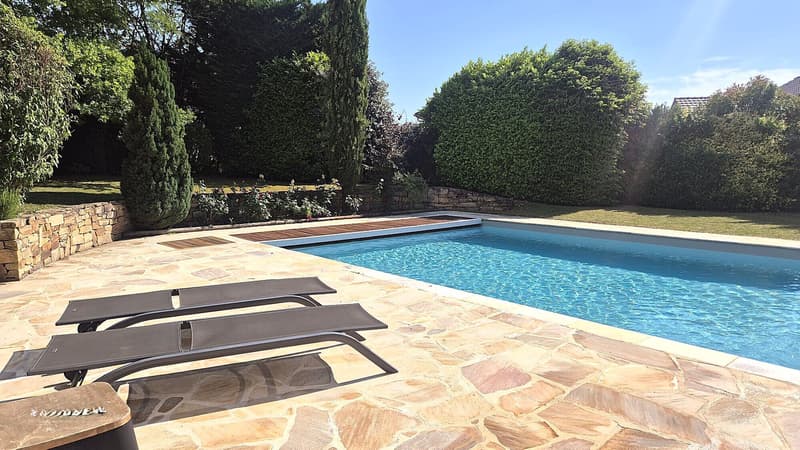 Villa d'architecte individuelle avec jardin et piscine. (3)