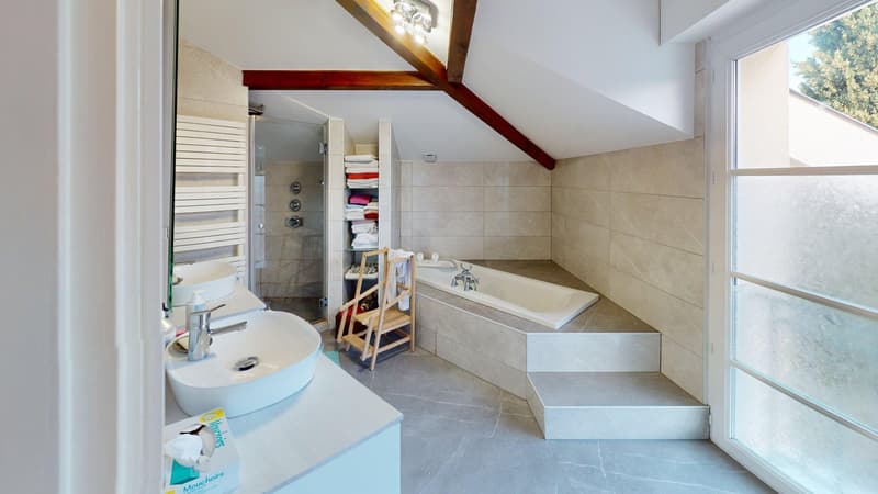 Villa d'architecte individuelle avec jardin et piscine. (2)