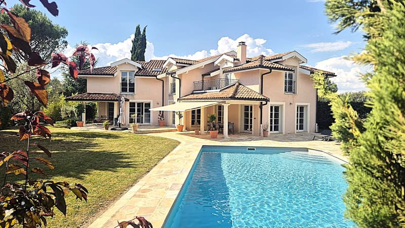 Villa d'architecte individuelle avec jardin et piscine. (8)